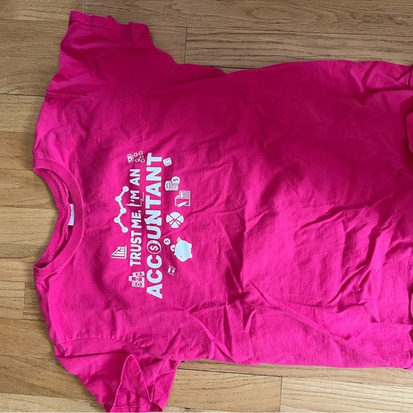 Trust me I’m an accountant Pink graphic tshirt - Picture 1 of 2